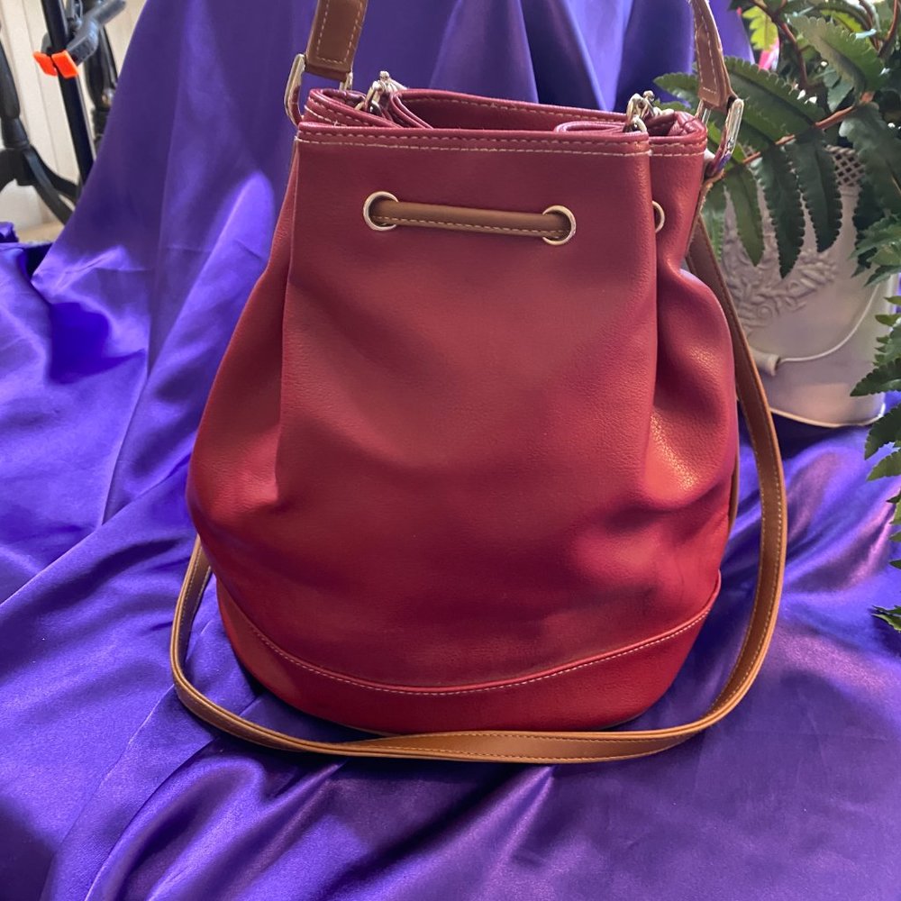 📌Liz Claiborne Great Locking Handbag space for a lot of stuff - Picture 4 of 14